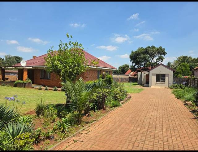 5 BEDROOM HOUSE FOR SALE IN CLAYVILLE EAST